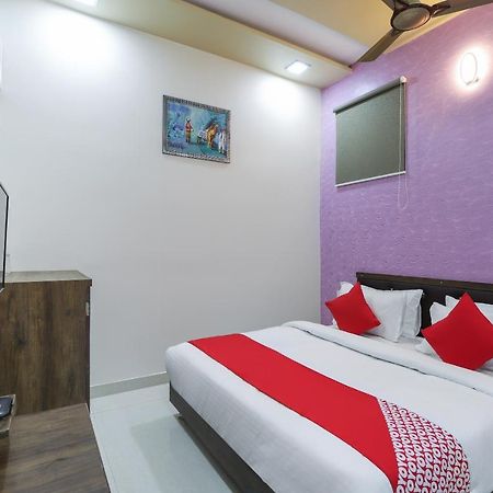 Oyo 47110 Hotel Royal Palace Naroda Exterior foto
