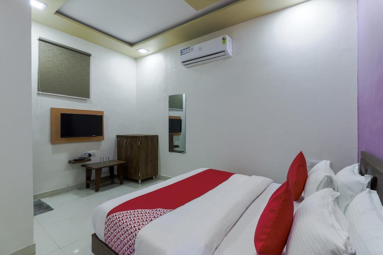 Oyo 47110 Hotel Royal Palace Naroda Exterior foto