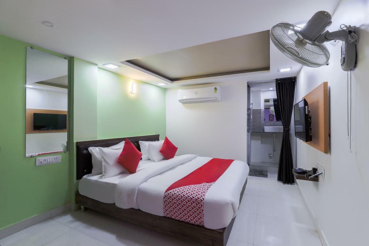 Oyo 47110 Hotel Royal Palace Naroda Exterior foto