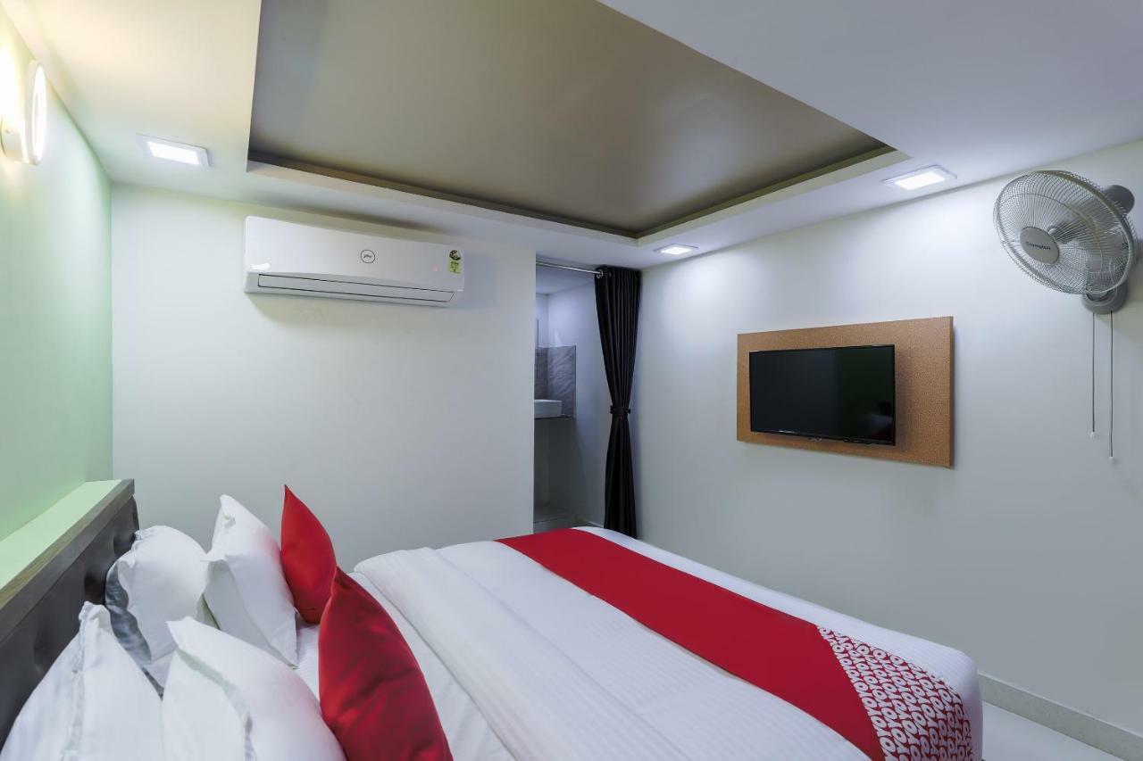 Oyo 47110 Hotel Royal Palace Naroda Exterior foto
