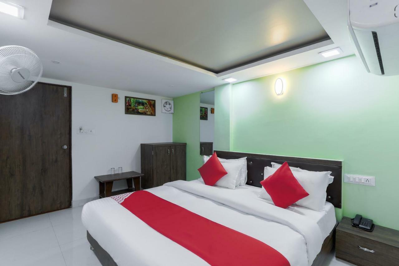 Oyo 47110 Hotel Royal Palace Naroda Exterior foto