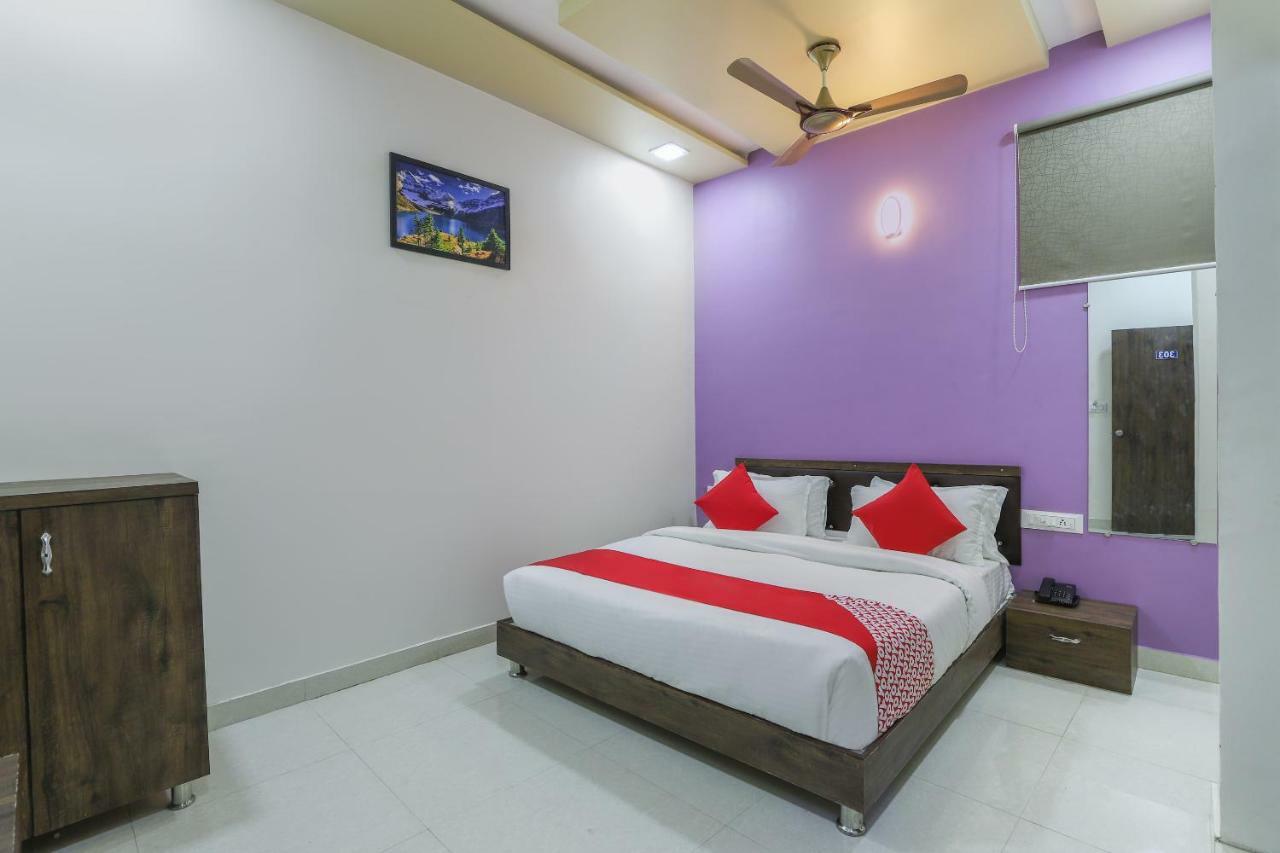 Oyo 47110 Hotel Royal Palace Naroda Exterior foto